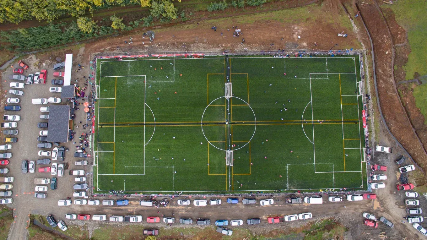 Vista aérea de las 4 canchas de pasto sintético de Sport One en Temuco con estacionamiento privado